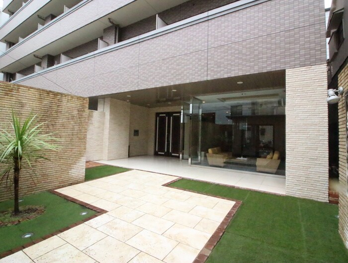 物件外観写真2　(エントランス部分)