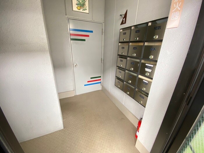 物件外観写真3　(エントランス部分)