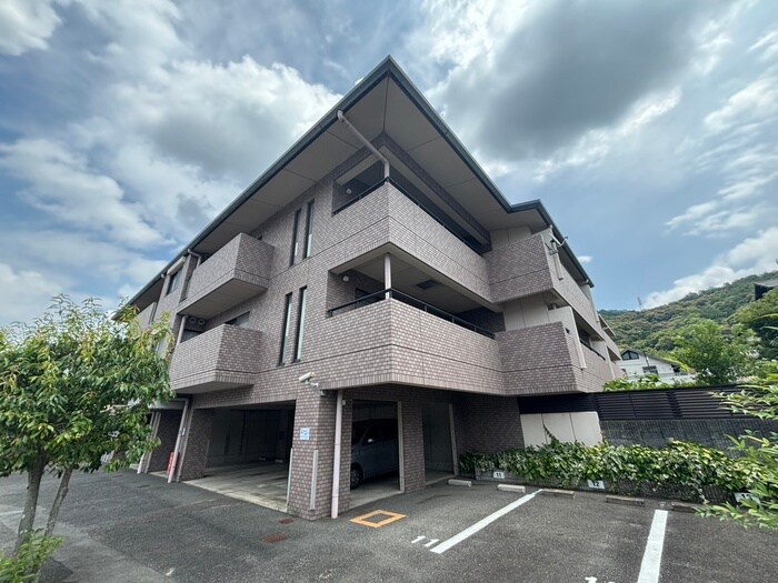 物件外観写真3　(駐車場)