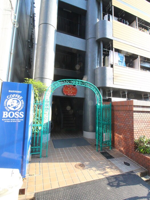 物件外観写真3　(エントランス部分)