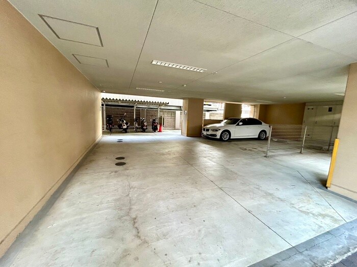 物件外観写真4　(駐車場)