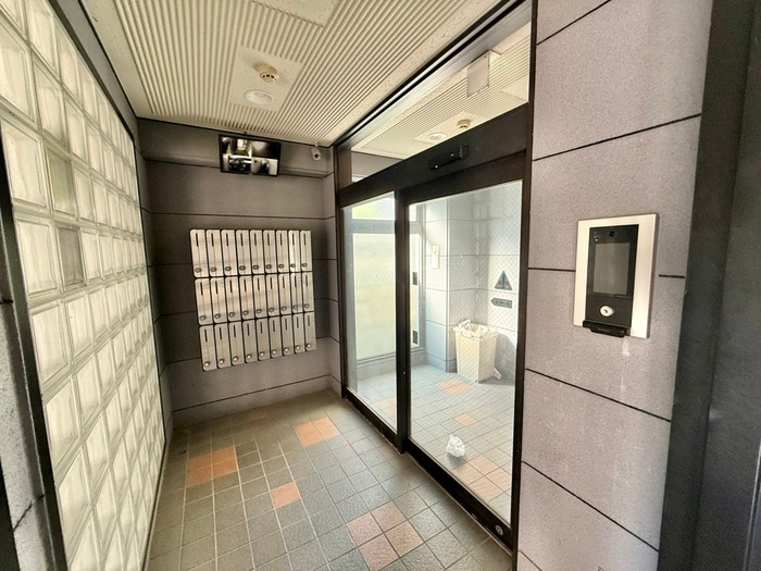 物件外観写真2　(エントランス部分)