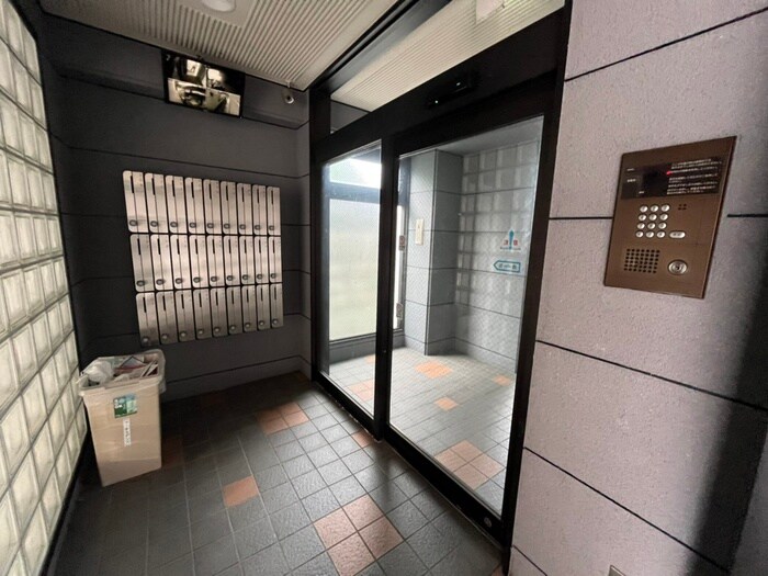 物件外観写真3　(エントランス部分)