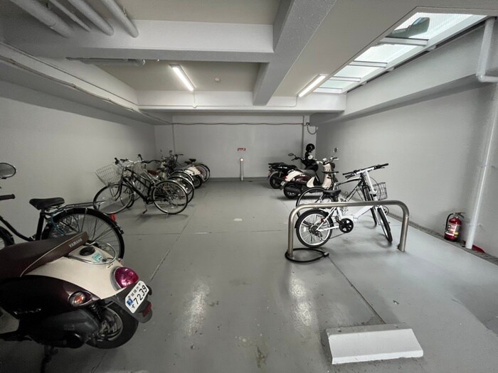 物件外観写真4　(駐輪場)