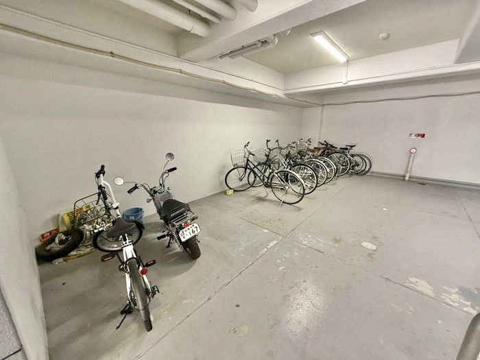 物件外観写真4　(駐輪場)