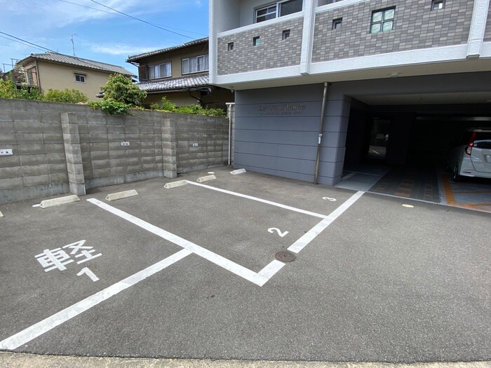 物件外観写真5　(駐車場)