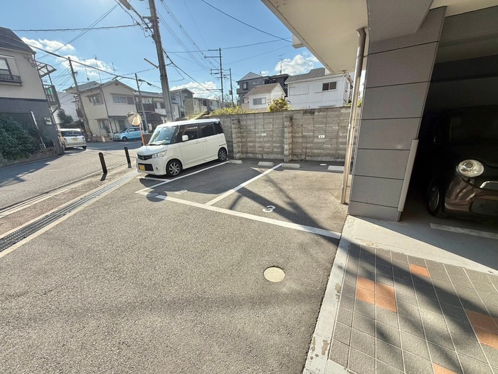 物件外観写真5　(駐車場)