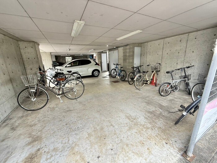 物件外観写真4　(駐輪場)