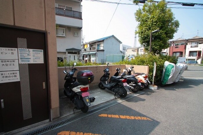 物件外観写真6　(バイク置き場)