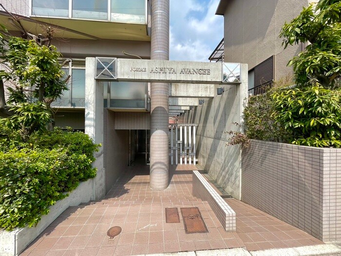 物件外観写真2　(エントランス部分)