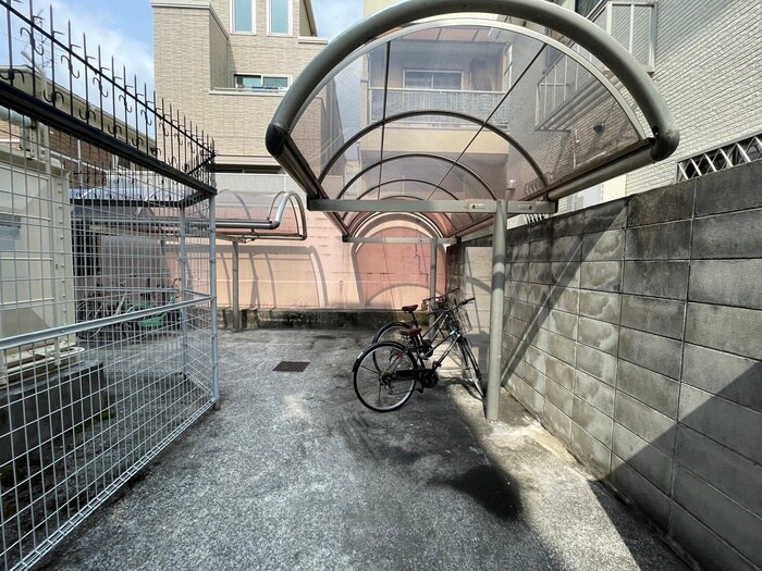 物件外観写真3　(駐輪場)