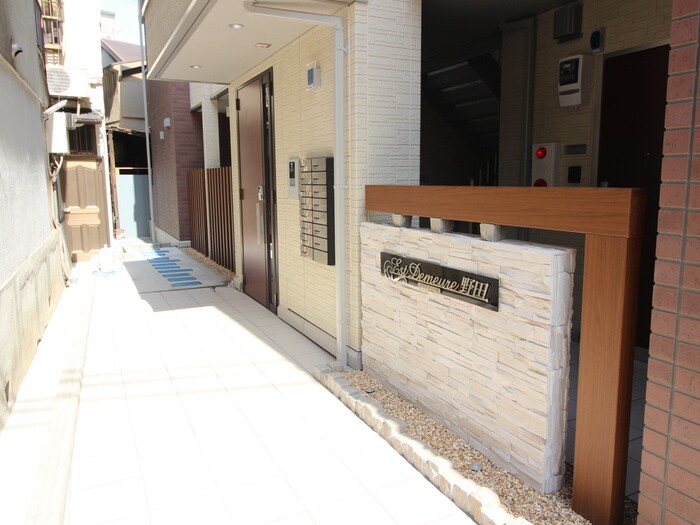 物件外観写真3　(エントランス部分)