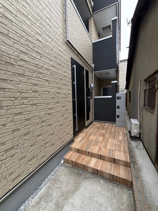 物件外観写真2　(エントランス部分)