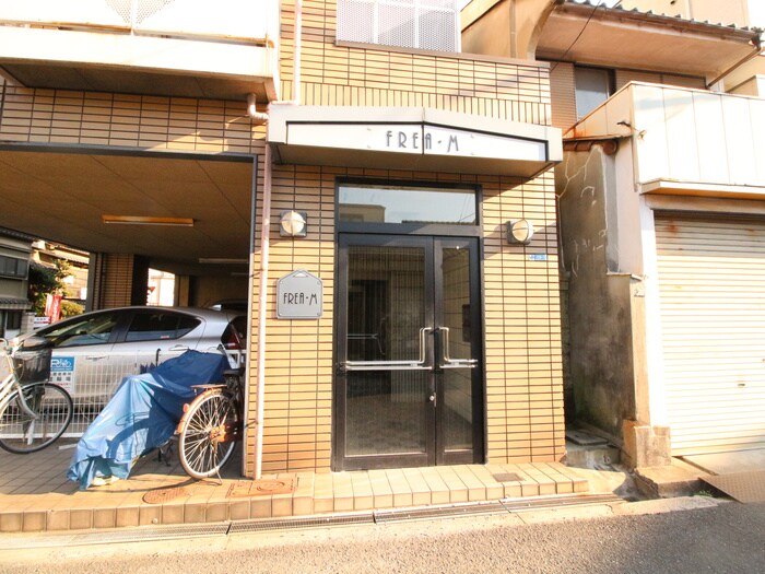 物件外観写真3　(エントランス部分)