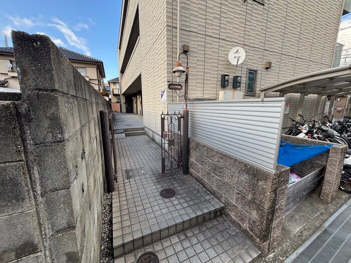 物件外観写真4　(エントランス部分)