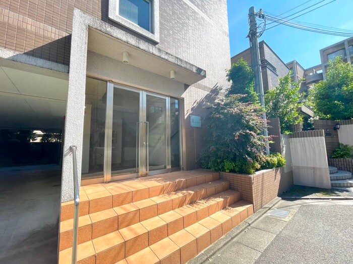 物件外観写真2　(エントランス部分)