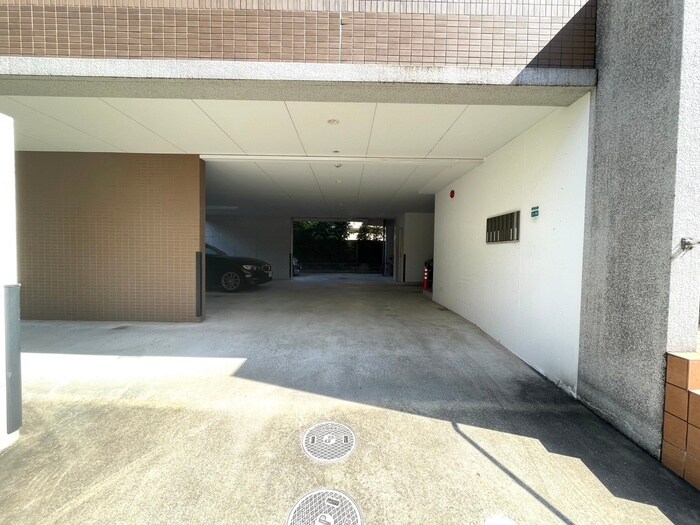 物件外観写真4　(駐車場)