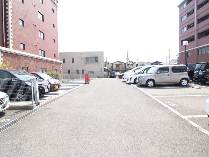 物件外観写真6　(駐車場)
