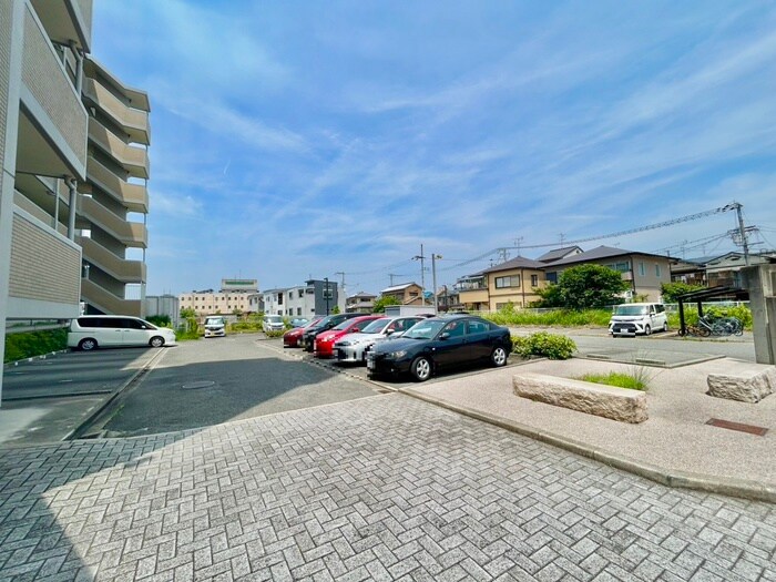 物件外観写真4　(駐車場)