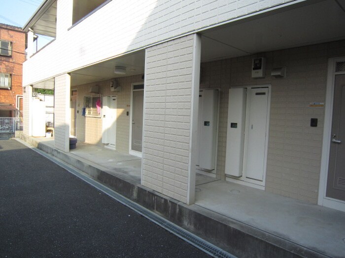 物件外観写真6　(エントランス部分)