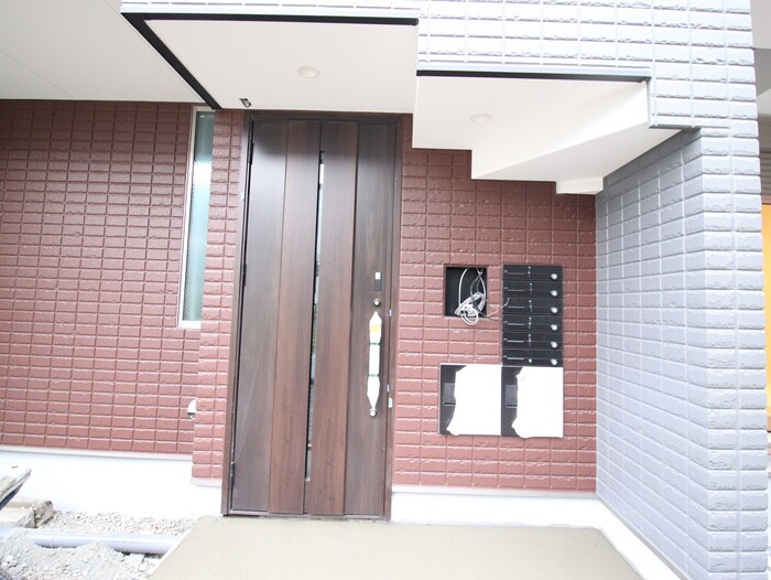 物件外観写真2　(エントランス部分)