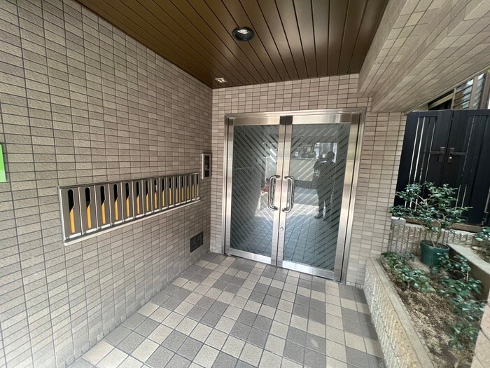 物件外観写真2　(エントランス部分)