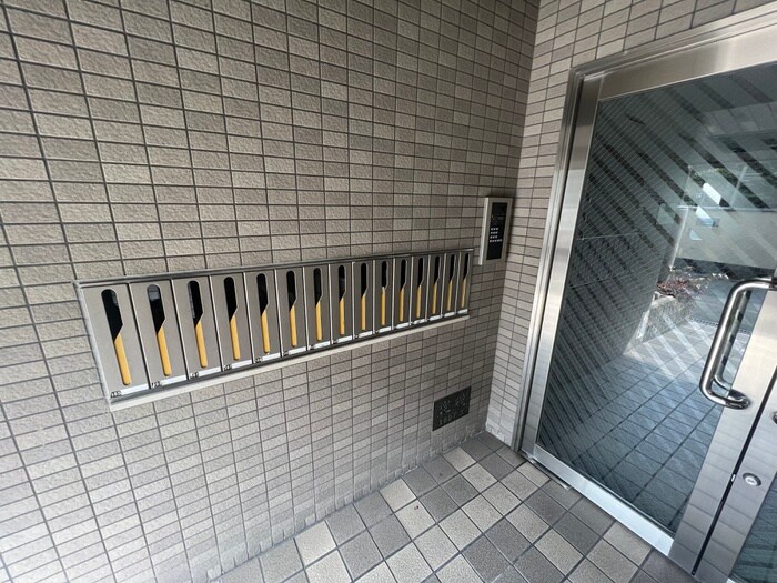 物件外観写真3　(エントランス部分)