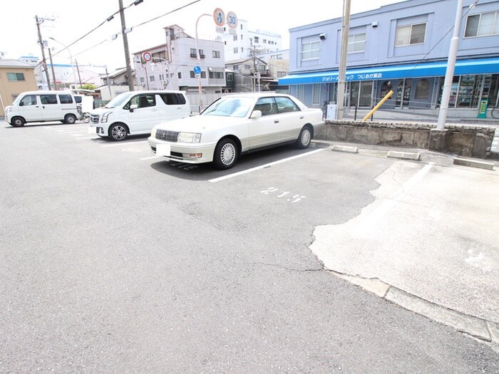 物件外観写真4　(駐車場)