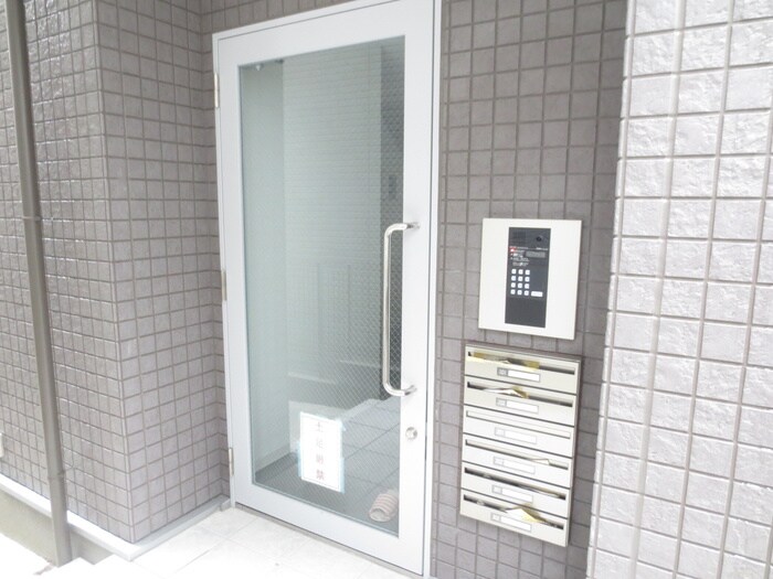 物件外観写真2　(エントランス部分)