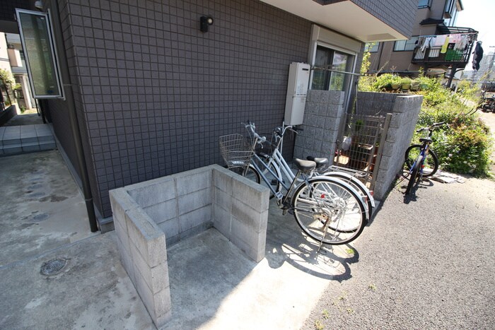 物件外観写真4　(駐輪場)