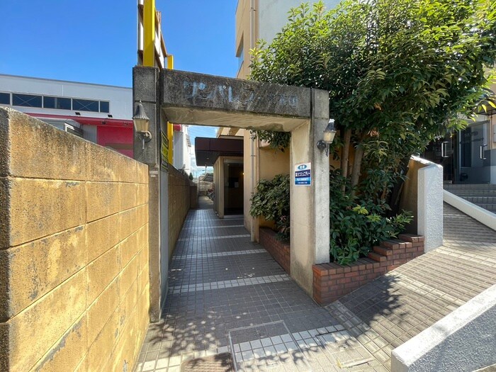 物件外観写真2　(エントランス部分)