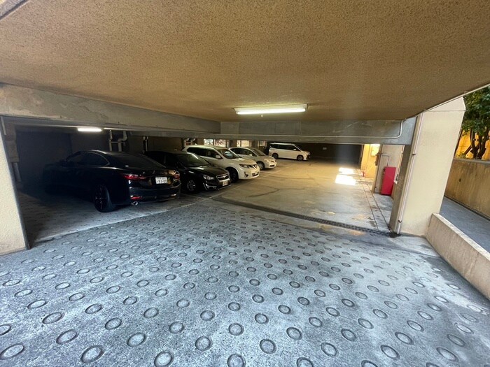 物件外観写真4　(駐車場)