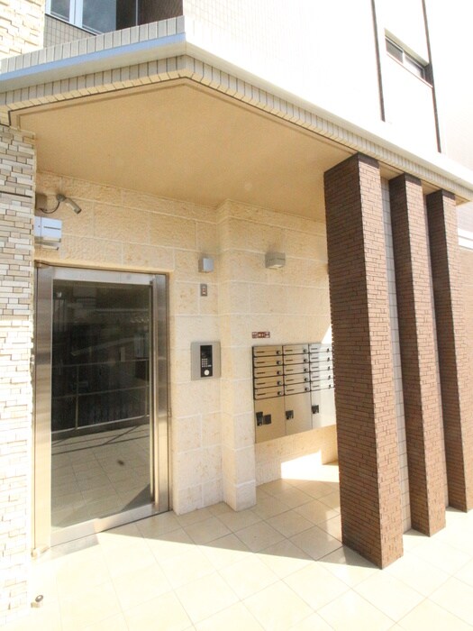 物件外観写真3　(エントランス部分)