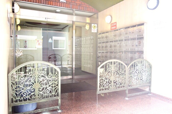 物件外観写真3　(エントランス部分)