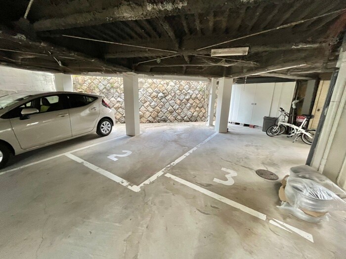 物件外観写真4　(駐車場)