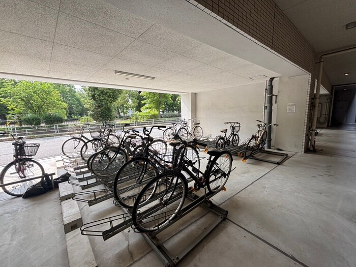 物件外観写真3　(駐輪場)