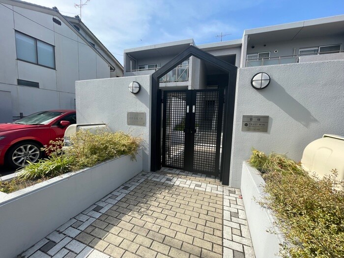 物件外観写真3　(エントランス部分)