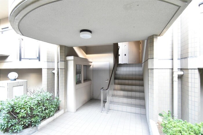 物件外観写真3　(エントランス部分)