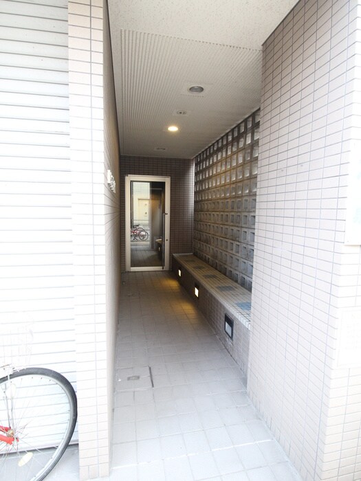 物件外観写真4　(エントランス部分)