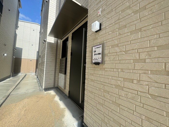 物件外観写真3　(エントランス部分)