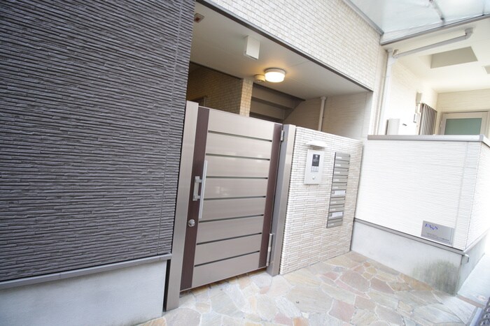 物件外観写真5　(エントランス部分)