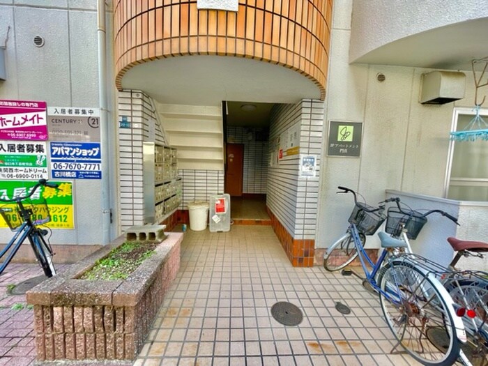 物件外観写真3　(エントランス部分)
