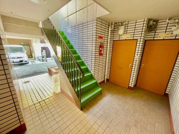 物件外観写真5　(エントランス部分)