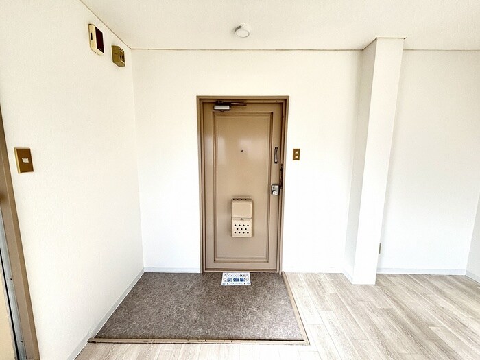 物件内観写真16　(玄関)