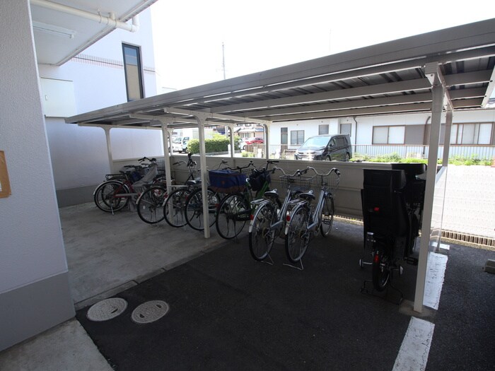 物件外観写真2　(駐輪場)