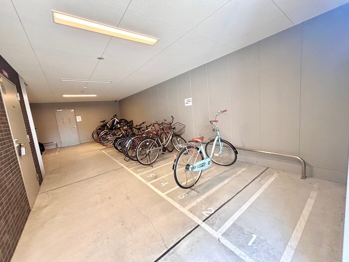 物件外観写真5　(駐輪場)