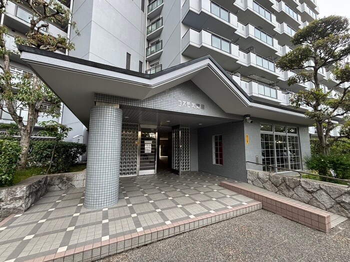 物件外観写真2　(エントランス部分)