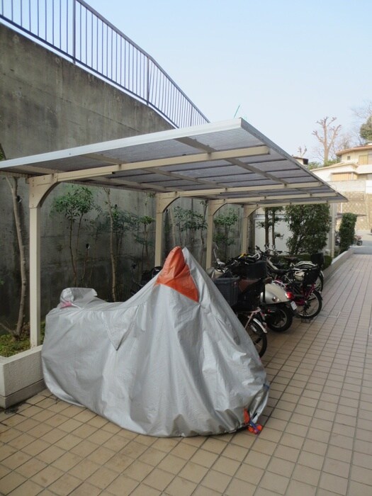 物件外観写真4　(バイク置き場)