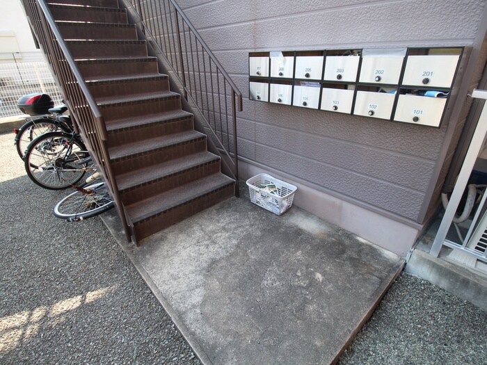 物件外観写真3　(エントランス部分)