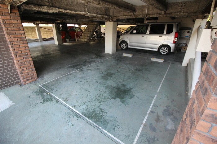 物件外観写真5　(駐車場)